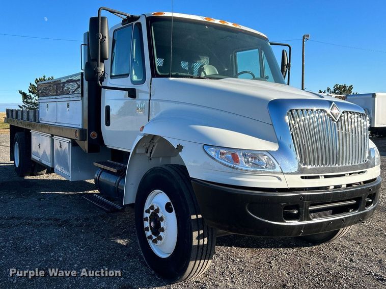 image for item JW9215 2005 International 4400  flatbed truck