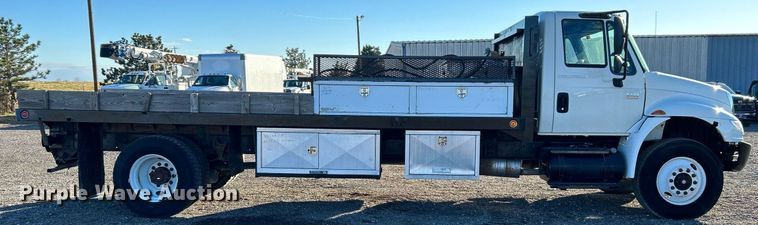 image for item JW9215 2005 International 4400  flatbed truck