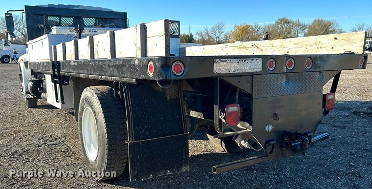 image for item JW9215 2005 International 4400  flatbed truck