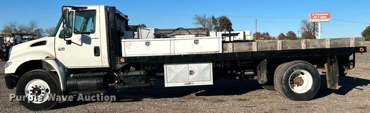 image for item JW9215 2005 International 4400  flatbed truck