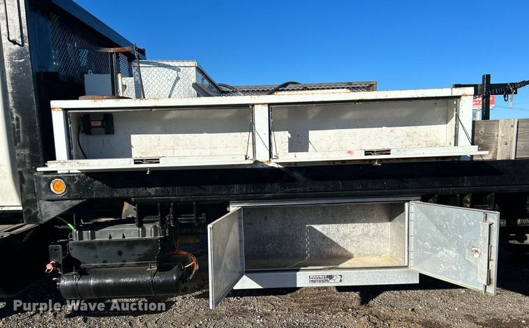 image for item JW9215 2005 International 4400  flatbed truck