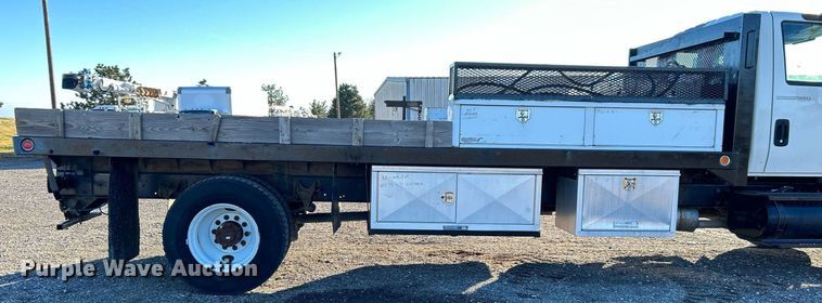 image for item JW9215 2005 International 4400  flatbed truck