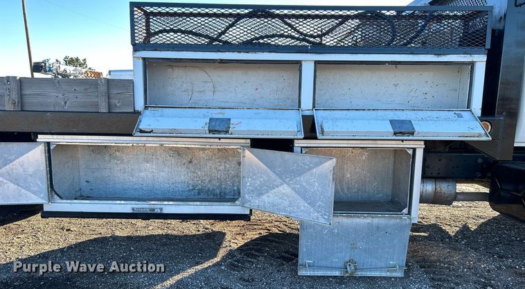 image for item JW9215 2005 International 4400  flatbed truck