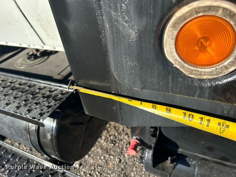 image for item JW9215 2005 International 4400  flatbed truck