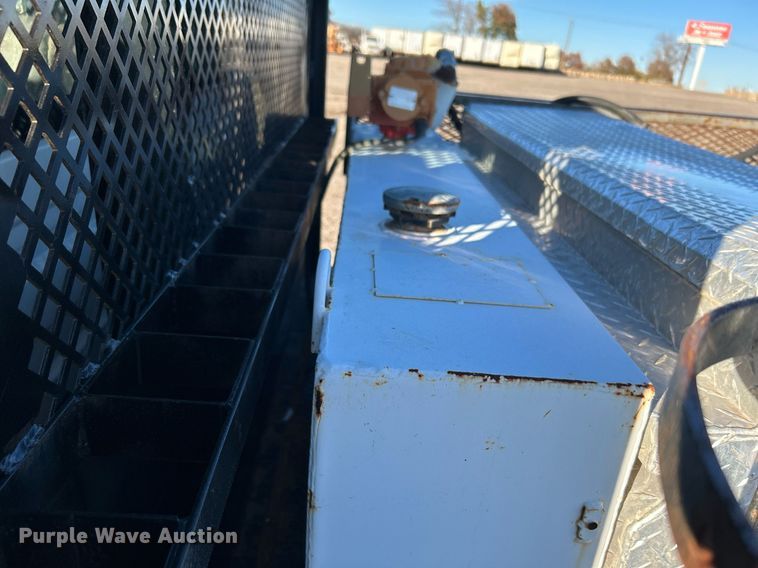 image for item JW9215 2005 International 4400  flatbed truck