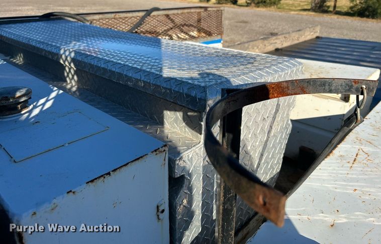 image for item JW9215 2005 International 4400  flatbed truck