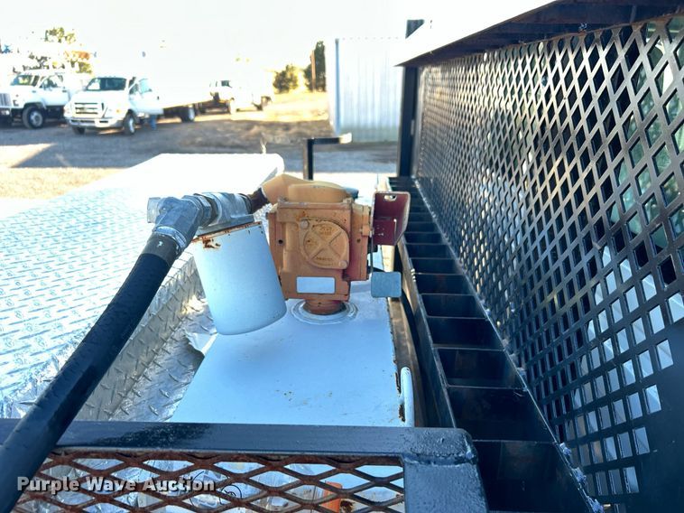 image for item JW9215 2005 International 4400  flatbed truck