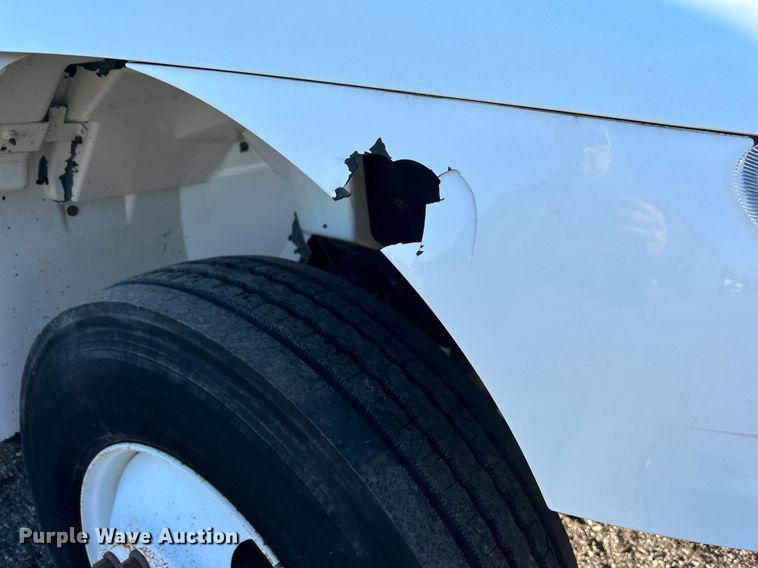 image for item JW9215 2005 International 4400  flatbed truck