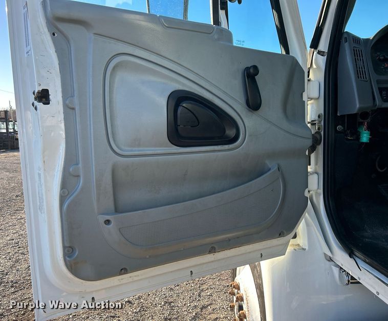 image for item JW9215 2005 International 4400  flatbed truck