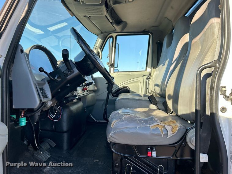 image for item JW9215 2005 International 4400  flatbed truck