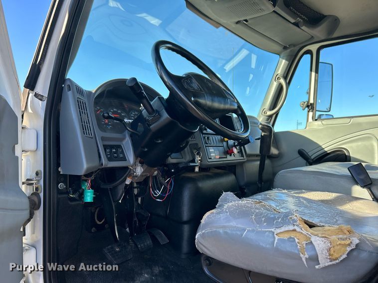 image for item JW9215 2005 International 4400  flatbed truck