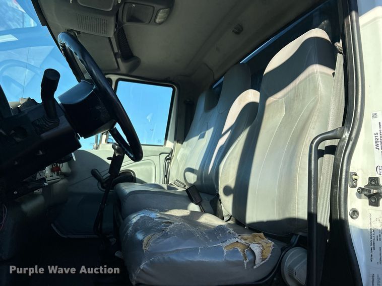 image for item JW9215 2005 International 4400  flatbed truck