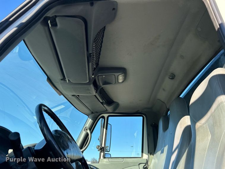 image for item JW9215 2005 International 4400  flatbed truck