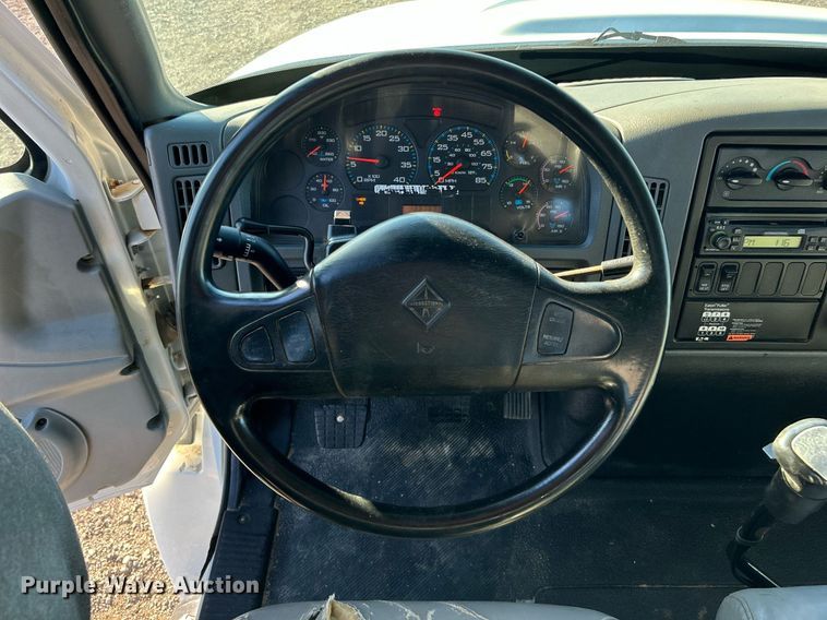 image for item JW9215 2005 International 4400  flatbed truck