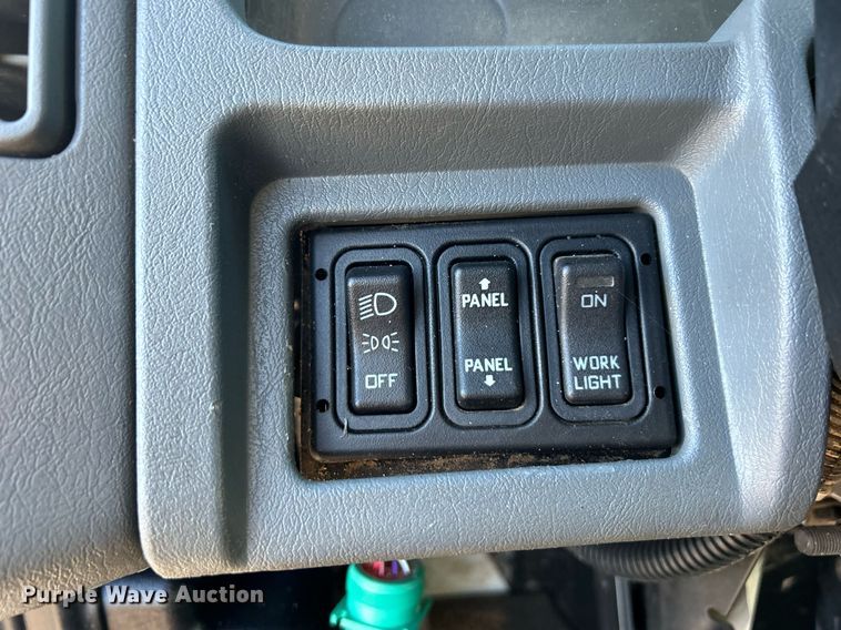 image for item JW9215 2005 International 4400  flatbed truck