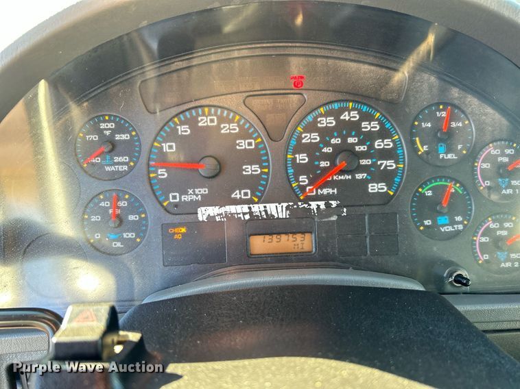 image for item JW9215 2005 International 4400  flatbed truck