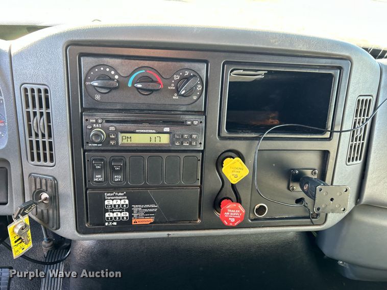 image for item JW9215 2005 International 4400  flatbed truck