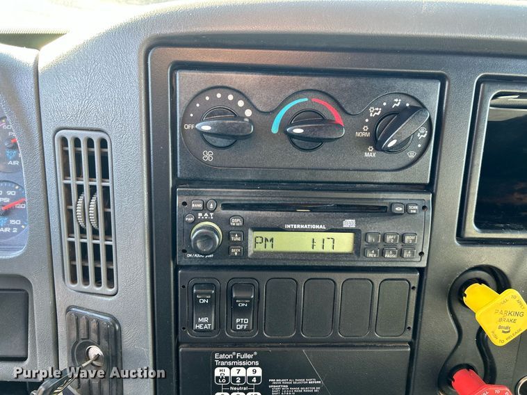 image for item JW9215 2005 International 4400  flatbed truck