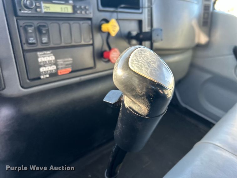 image for item JW9215 2005 International 4400  flatbed truck