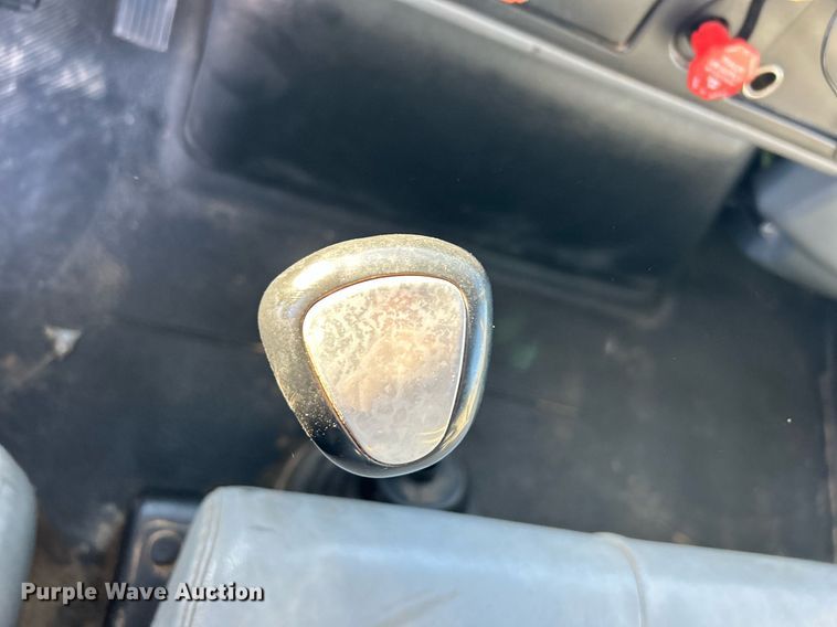 image for item JW9215 2005 International 4400  flatbed truck