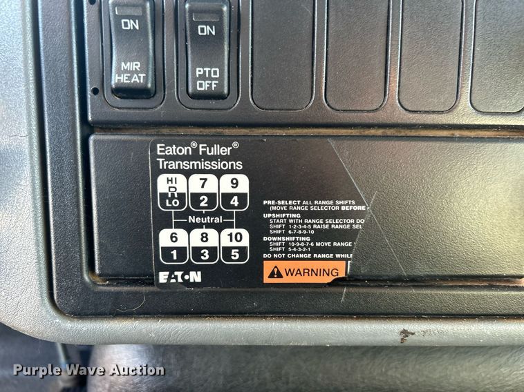 image for item JW9215 2005 International 4400  flatbed truck