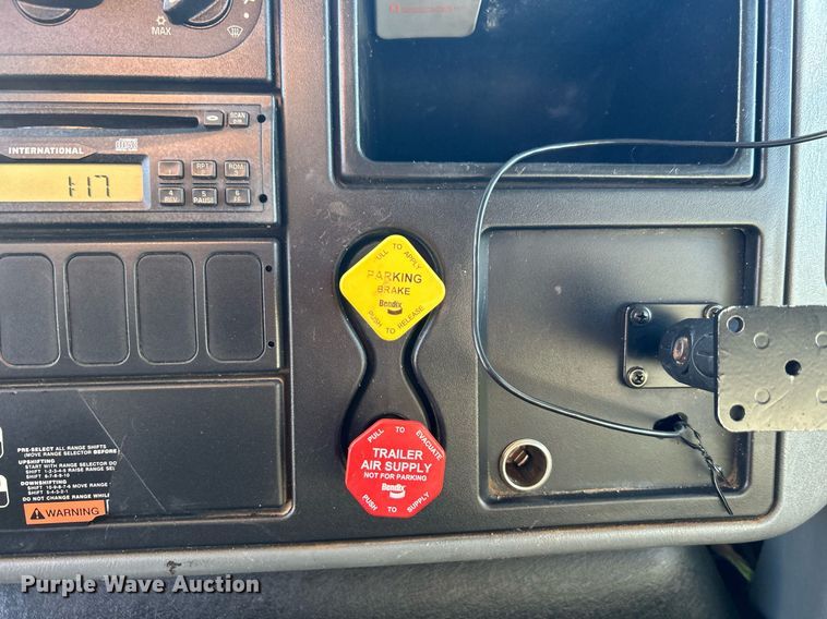 image for item JW9215 2005 International 4400  flatbed truck