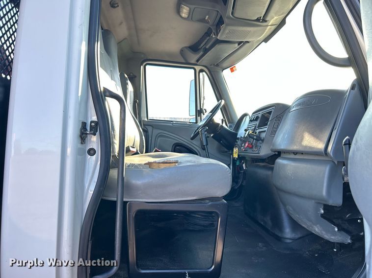 image for item JW9215 2005 International 4400  flatbed truck