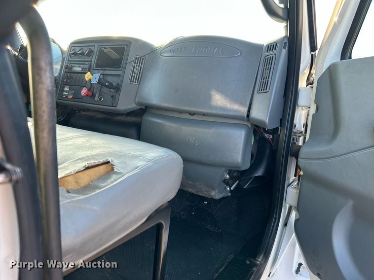 image for item JW9215 2005 International 4400  flatbed truck