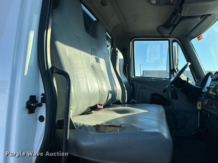 image for item JW9215 2005 International 4400  flatbed truck