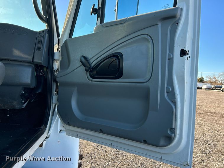 image for item JW9215 2005 International 4400  flatbed truck