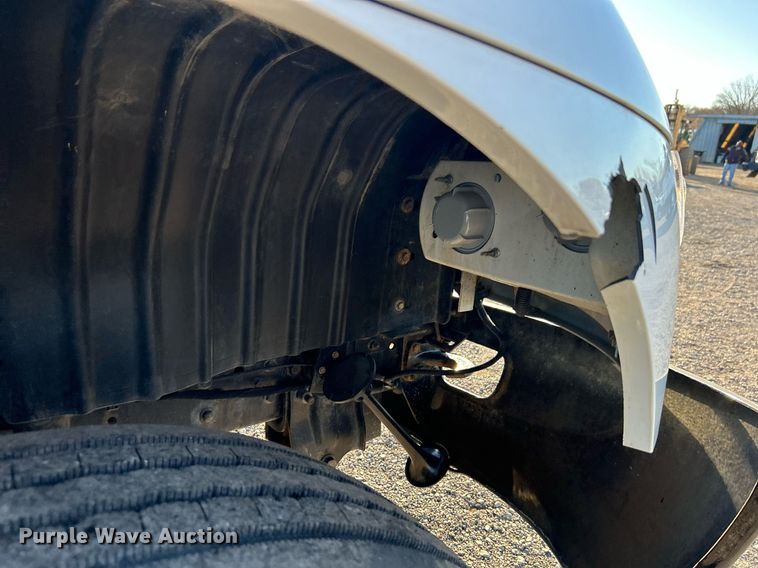 image for item JW9215 2005 International 4400  flatbed truck