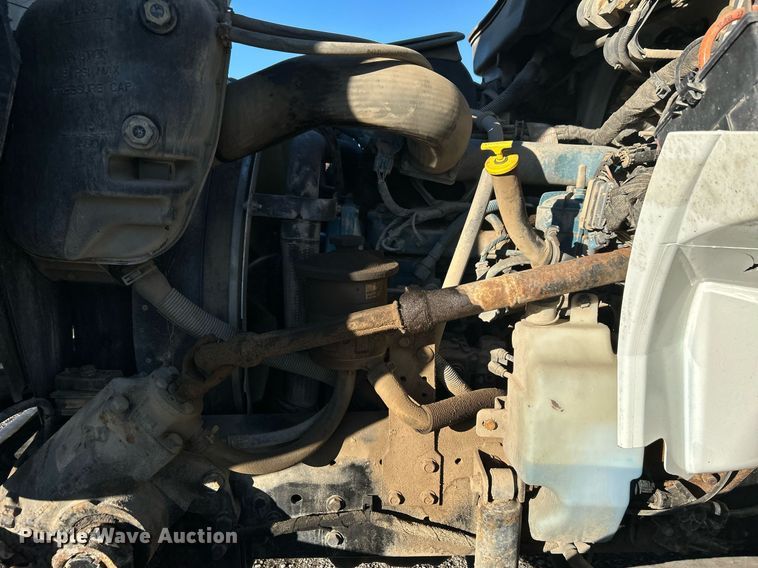 image for item JW9215 2005 International 4400  flatbed truck