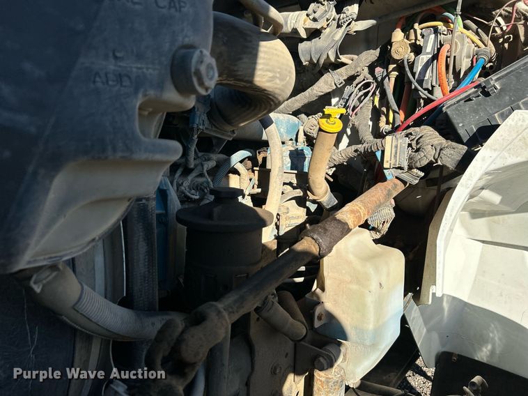 image for item JW9215 2005 International 4400  flatbed truck