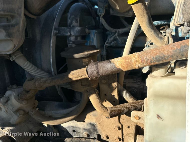 image for item JW9215 2005 International 4400  flatbed truck