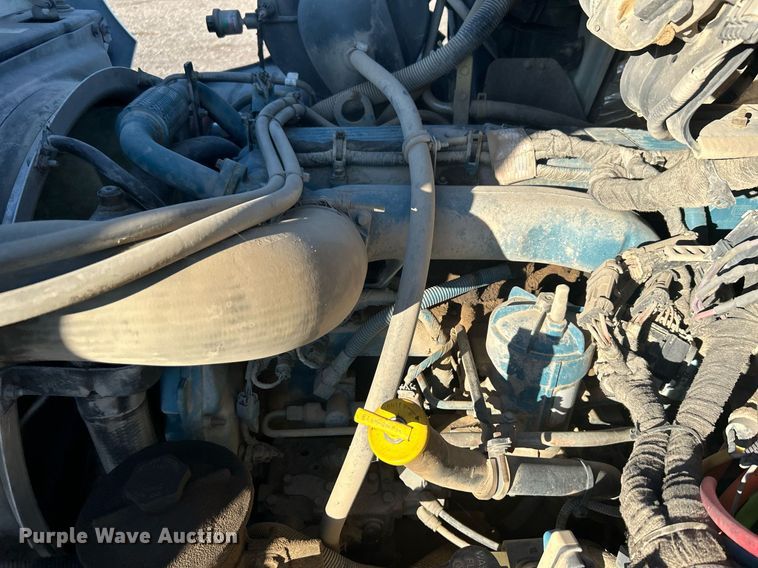 image for item JW9215 2005 International 4400  flatbed truck