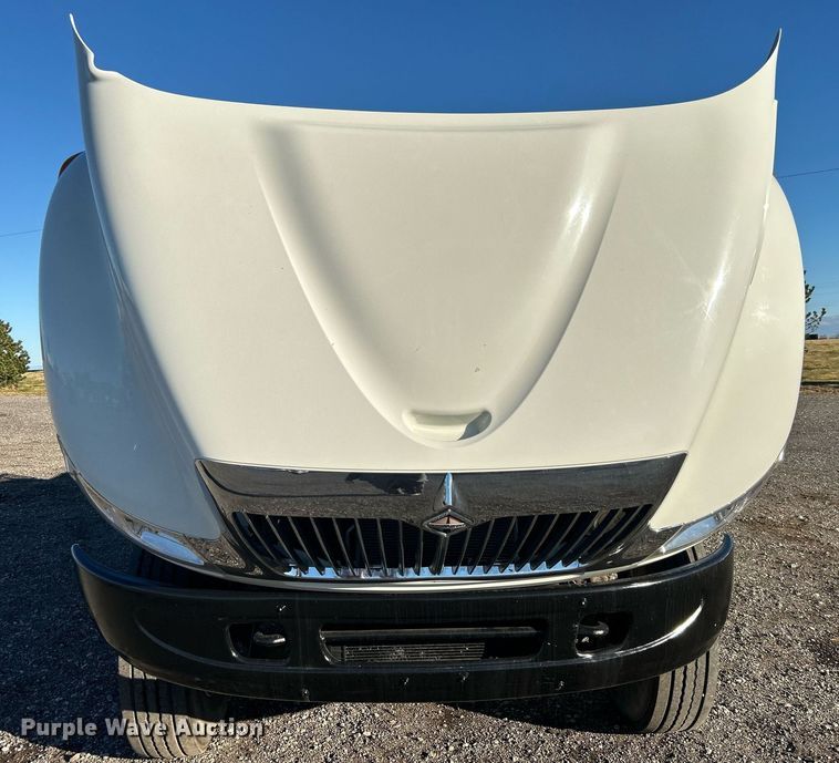 image for item JW9215 2005 International 4400  flatbed truck