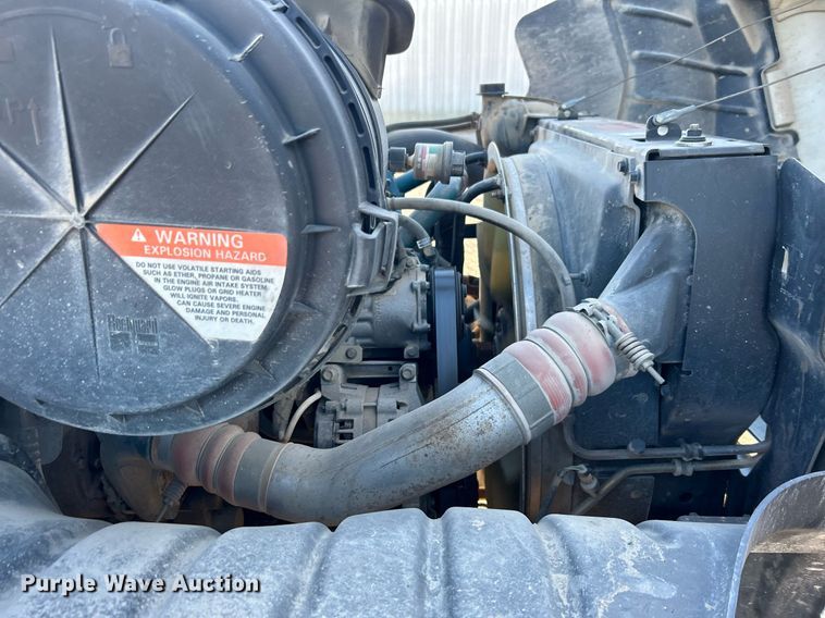 image for item JW9215 2005 International 4400  flatbed truck