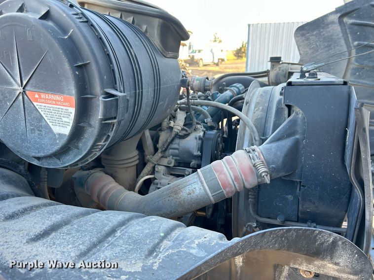 image for item JW9215 2005 International 4400  flatbed truck