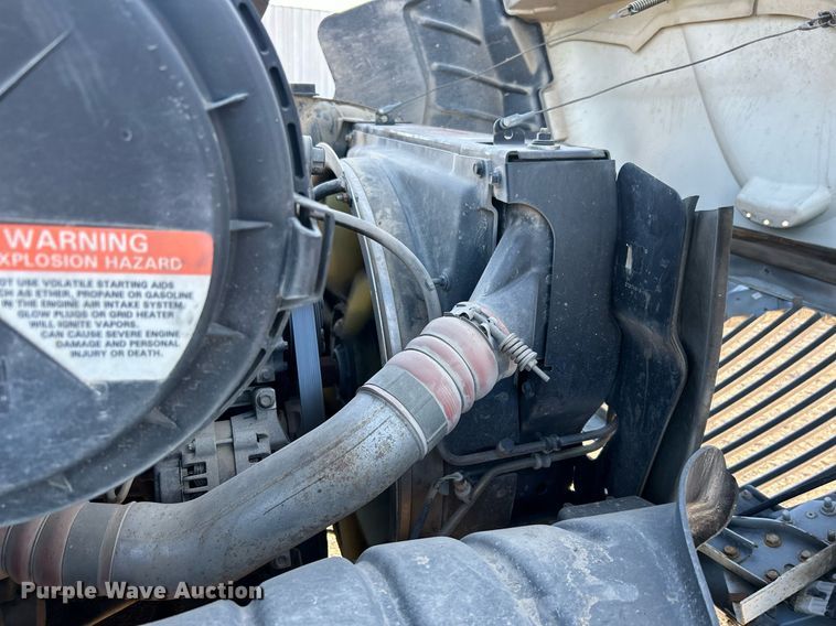 image for item JW9215 2005 International 4400  flatbed truck