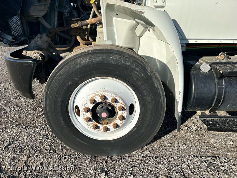 image for item JW9215 2005 International 4400  flatbed truck