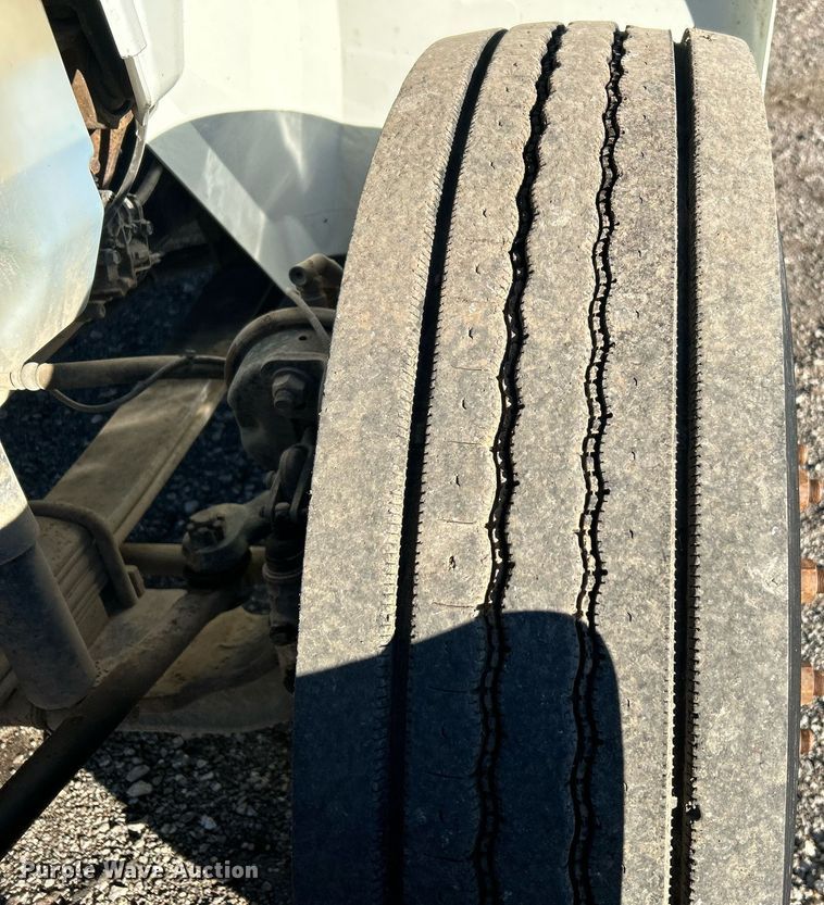 image for item JW9215 2005 International 4400  flatbed truck