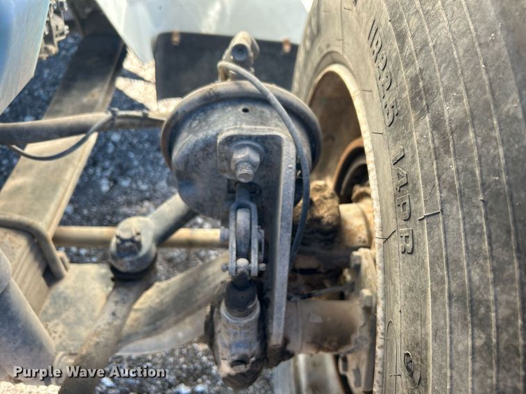 image for item JW9215 2005 International 4400  flatbed truck