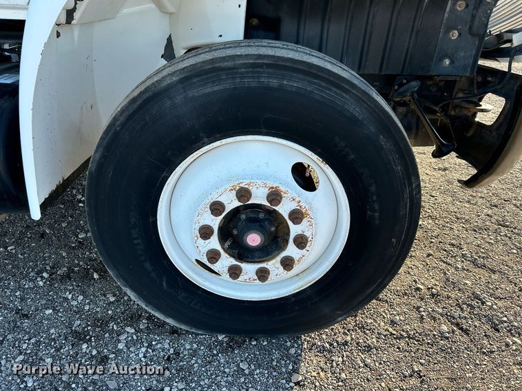 image for item JW9215 2005 International 4400  flatbed truck