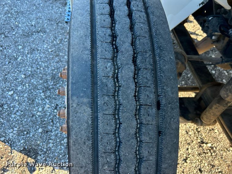 image for item JW9215 2005 International 4400  flatbed truck