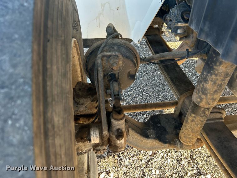 image for item JW9215 2005 International 4400  flatbed truck