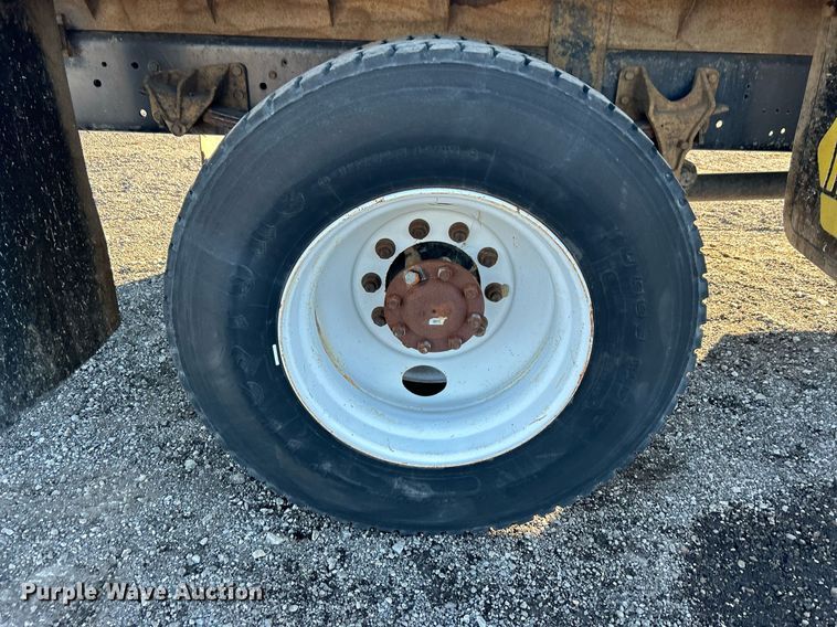 image for item JW9215 2005 International 4400  flatbed truck