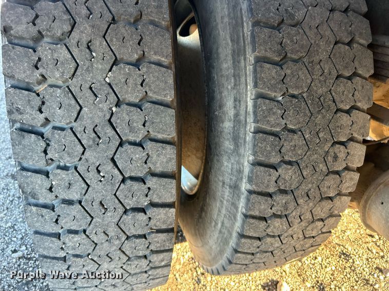 image for item JW9215 2005 International 4400  flatbed truck