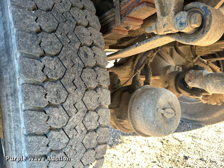 image for item JW9215 2005 International 4400  flatbed truck