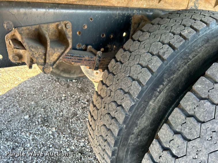 image for item JW9215 2005 International 4400  flatbed truck