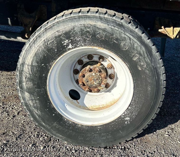 image for item JW9215 2005 International 4400  flatbed truck